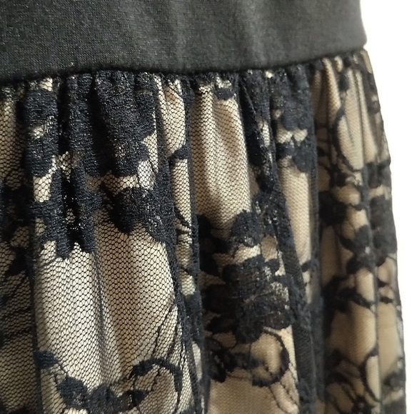 ✨SALE: 3 for $25!✨ Black Lace and Nude Dress - XS - Picture 5 of 5